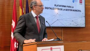 El consejero Miguel López-Valverde durante la presentación de una plataforma digital para ayuntamientos 
