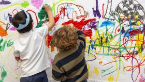 Niños pintando de colores