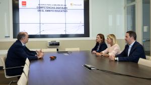 El consejero Miguel López-Valverde durante la firma de un acuerdo de colaboración con Microsoft