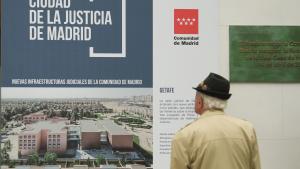 Hombre observando la maqueta de la Ciudad de la Justicia 