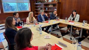 La consejera Rocío Albert durante su visita al Hospital FREMAP de Majadahonda