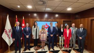 La consejera Rocío Albert durante su visita al Hospital FREMAP de Majadahonda