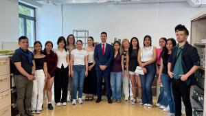 Viciana visita a alumnos que hacen prácticas de FP en organismos del Gobierno regional El consejero Emilio Viciana durante su visita a alumnos que hacen prácticas de FP en organismos del Gobierno regional