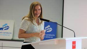 La consejera Ana Dávila con los participantes del Desafío SantaLucía Seniors 2025