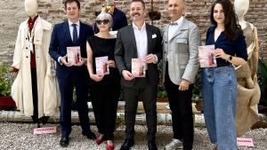 El consejero Mariano de Paco Serrano durante la presentación de la guía Rutas por la moda de autor española en Madrid