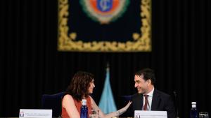 La presidenta Isabel Díaz Ayuso durante la toma de posesión del nuevo rector de la URJC