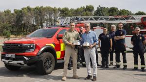 El consejero Carlos Novillo en la demostración de conducción segura de Carlos Sainz con uno de los nuevos todoterrenos del Cuerpo de Bomberos