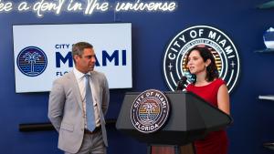 Díaz Ayuso recibe la llave de la ciudad de Miami en reconocimiento a su destacado servicio público y compromiso con los valores democráticos La presidenta Isabel Díaz Ayuso