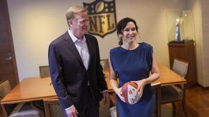 La presidenta Isabel Díaz Ayuso durante la reunión con directivos de la National Football League