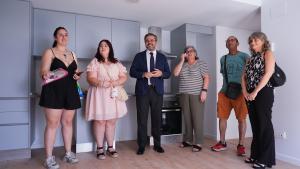 El consejero Jorge Rodrigo durante la entrega de las llaves de nuevas viviendas del Plan Vive en Valdebebas