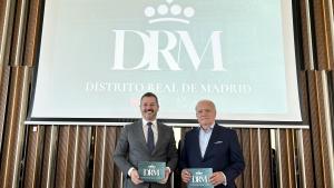 La Comunidad de Madrid presenta una nueva guía para redescubrir el Distrito Real de la capital El consejero De Paco Serrano