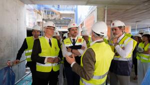 El consejero Jorge Rodrigo durante su visita en Arganda del Rey a la construcción de nuevas viviendas del Plan Vive