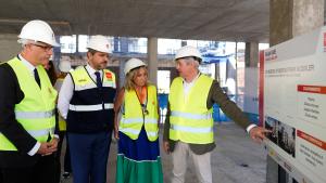 El consejero Jorge Rodrigo durante su visita en Arganda del Rey a la construcción de nuevas viviendas del Plan Vive