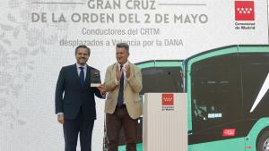 El consejero Jorge Rodrigo con los conductores del CRTM que han ayudado en Valencia por la Dana