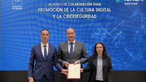 El consejero Miguel López-Valverde durante la firma de un convenio de colaboración con ISACA
