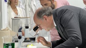 El consejero Miguel López-Valverde durante su visita a la pyme madrileña Ekonoke