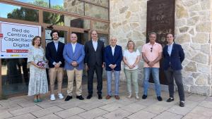 López-Valverde visita uno de los talleres familiares de Tecnología para celebrar el Día de los Abuelos El consejero Miguel López-Valverde durante su visita a uno de los talleres familiares de Tecnología