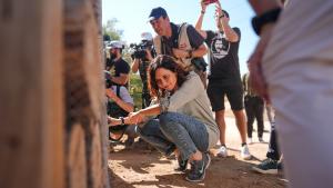 La presidenta Isabel Díaz Ayuso durante su visita a Mejorada del Campo 