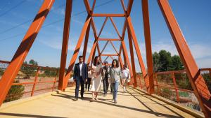 La presidenta Isabel Díaz Ayuso durante su visita a Mejorada del Campo 