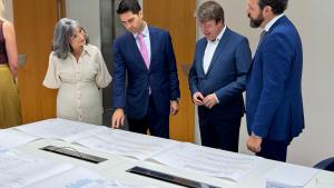 El consejero Emilio Viciana en Tres Cantos para presentar el proyecto del nuevo colegio público