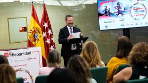 De Paco Serrano firma un protocolo con fines solidarios para la carrera Madrid corre por Madrid El consejero Mariano de Paco Serrano durante la firma del protocolo general de actuación
