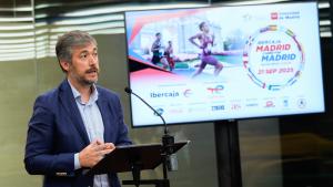 García Martín firma un protocolo con fines solidarios para la carrera Madrid corre por Madrid El consejero Miguel Ángel García Martín durante la firma del protocolo general de actuación