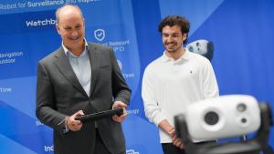 El consejero Miguel López-Valverde durante su visita a la pyme Star Robotics