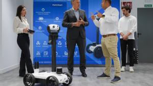 El consejero Miguel López-Valverde durante su visita a la pyme Star Robotics