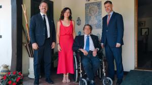 La presidenta Isabel Díaz Ayuso y Alfonso Ussía