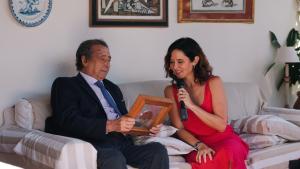 La presidenta Isabel Díaz Ayuso y Alfonso Ussía
