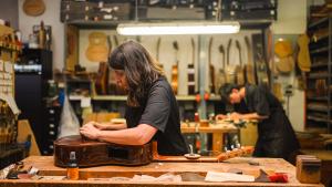 chica trabajando en un taller