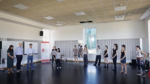 La Comunidad de Madrid forma a los 145 bailarines que optan a ser auxiliares de danza este curso 2025/26 Emilio Viciana en un momento de su visita a un curso de formación de auxiliares de danza