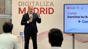 El consejero Miguel López-Valverde durante la presentación del nuevo curso gratuito de Inteligencia Artificial