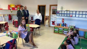 El consejero Emilio Viciana durante su visita al colegio El Valle Las Tablas de Madrid