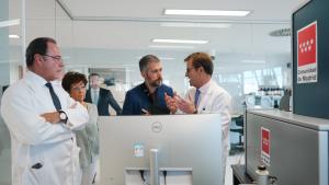 García Martín conoce una nueva máquina para la detección de nuevas sustancias psicoactivas en pacientes El consejero Miguel Ángel García Martín durante su visita al Instituto de Medicina Legal y Ciencias Forenses