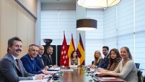 La presidenta Isabel Díaz Ayuso durante el Consejo de Gobierno en el Ayuntamiento de Navalcarnero