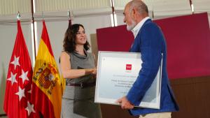 La presidenta Isabel Díaz Ayuso durante la entrega de la placa conmemorativa 