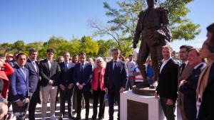 Carlos Novillo en el descubrimiento de la escultura en honor de Antoñete en Las Ventas
