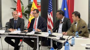 El consejero Miguel López-Valverde durante la reunión con la delegación