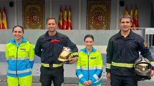 Imagen de dos de los profesionales de SUMMA 112 que participan en los actos y el desfile militar del 12 de octubre