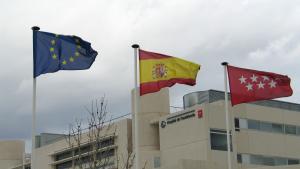 Banderas institucionales frente a un hospital