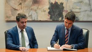 Viciana firma un protocolo con la Federación de Municipios de Madrid El consejero Emilio Viciana durante la firma del protocolo