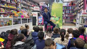 El consejero Emilio Viciana durante la lectura del libro 