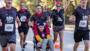 Persona en silla de ruedas apoyada durante la carrera