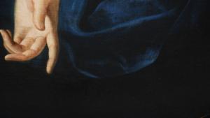 Detalle del manto y de la mano izquierda de la Virgen Dolorosa retratada en la pintura