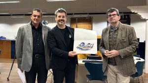 El consejero Mariano de Paco Serrano durante la presentación de las obras del artista