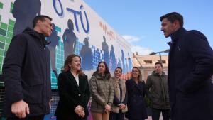 La consejera Fátima Matute durante su visita al autobús 