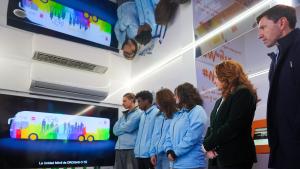 La consejera Fátima Matute durante su visita al autobús 