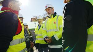García visita en Valdemoro las obras de una nueva promoción de la Agencia de Vivienda Social destinadas a familias vulnerables El viceconsejero José María García durante su visita al inicio de las obras