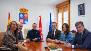 De Paco Serrano visita Santorcaz El consejero Mariano de Paco Serrano durante su visita